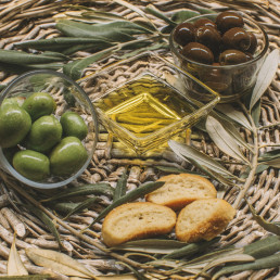 Oliven und Brot mit Olivenöl